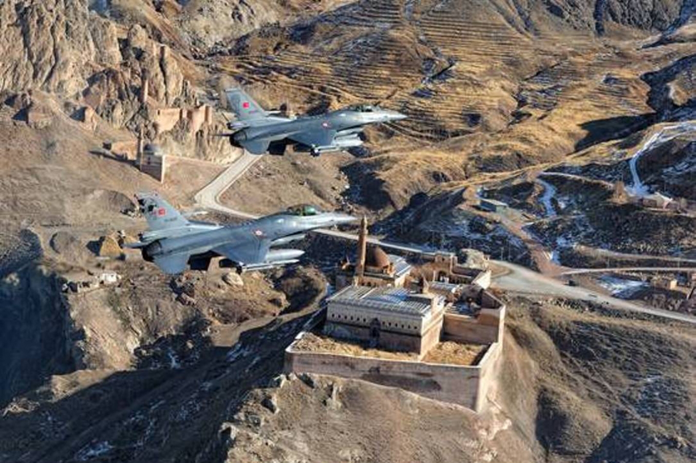 Türkiye F-16’ları, Suriye sınırında taciz edildi